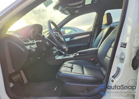 2009 Mercedes-Benz C 300 from USA, damaged, VIN WDDGF54XX9F200868